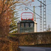 Altbau-Elektrolokomotive E 44.5 Umstellung Salzburger Platz am Bahnhof Stromabnehmer