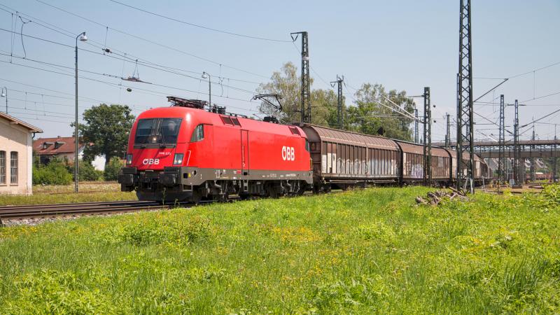 ÖBB Siemens Taurus 1116 272 mit einem Güterzug in Freilassing