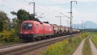 Elektrolokomotive ÖBB Taurus 1116 163 mit einem Güterkzug