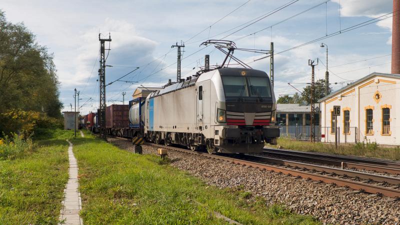 Elektrolokomotive RAILPOOL Vectron 6193 120 in Freilassing