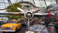 Hangar 7 Salzburg Flughafen Flugzeuge B-25 Taxi yellow cab